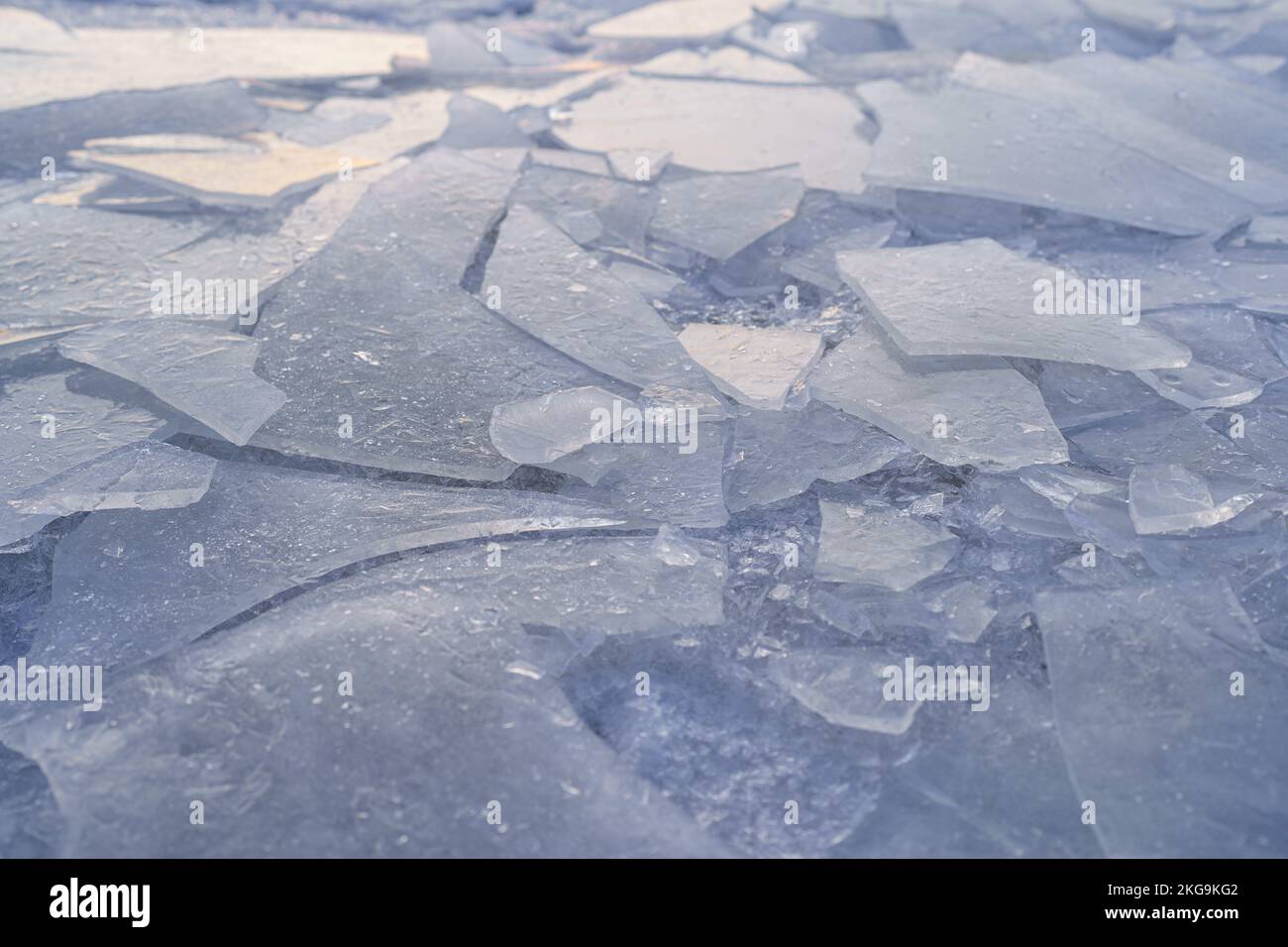 Eishintergrund. Gefrorener Fluss oder See mit Rissen im Winter Stockfoto