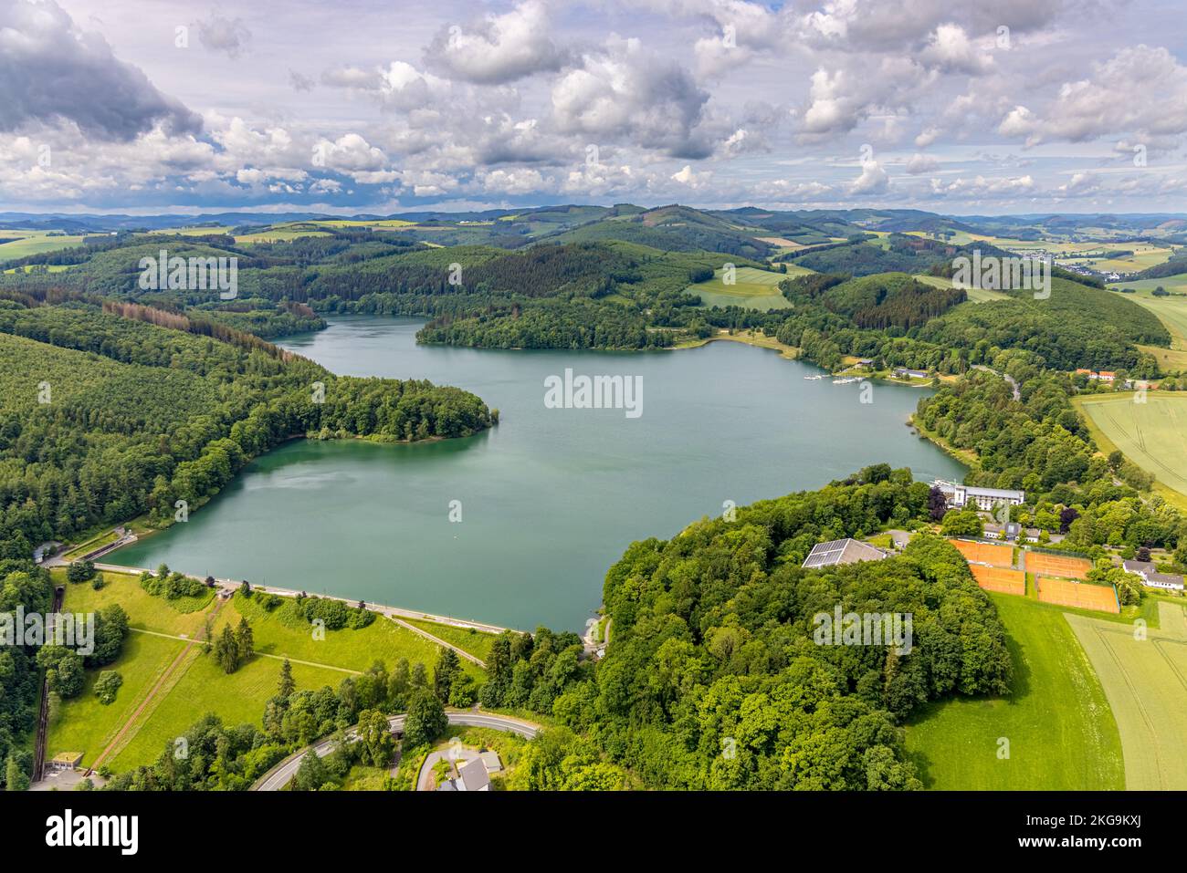 Luftaufnahme, Hennesee mit Staudamm- und Waldgebiet, Berghausen, Meschede, Sauerland, Nordrhein-Westfalen, Deutschland, DE, Europa, Stairway to Heaven, Aeri Stockfoto
