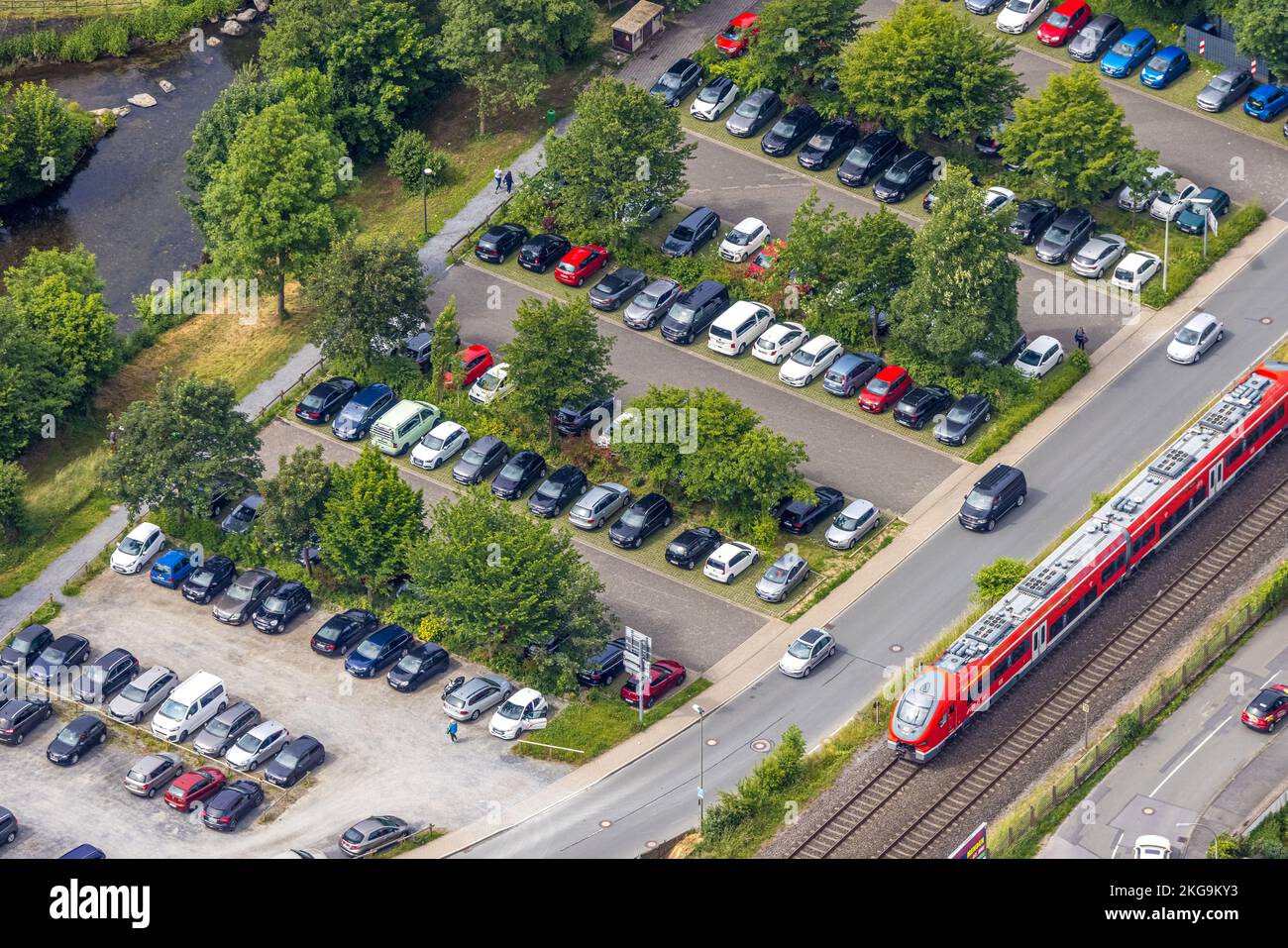 Luftbild, S-Bahn- und PKW-Parkplatz Kolpingstraße, Meschede-Stadt, Meschede, Sauerland, Nordrhein-Westfalen, Deutschland, DE, Europa, Luft pho Stockfoto