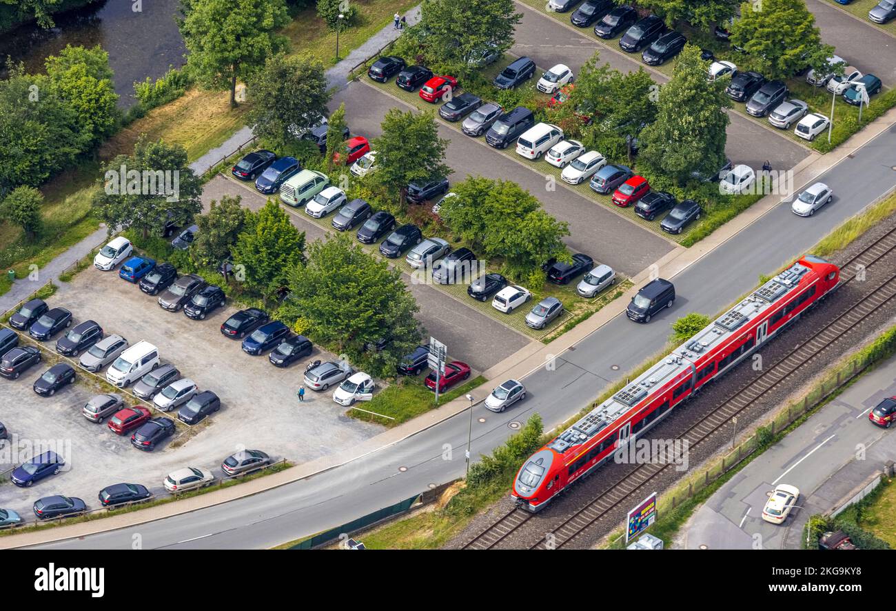 Luftbild, S-Bahn- und PKW-Parkplatz Kolpingstraße, Meschede-Stadt, Meschede, Sauerland, Nordrhein-Westfalen, Deutschland, DE, Europa, Luft pho Stockfoto