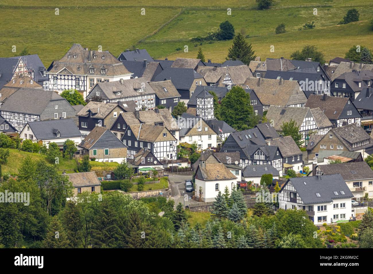 Luftaufnahme, Historisches Dorfzentrum Eversberg und Fachwerkhäuser, Meschede, Sauerland, Nordrhein-Westfalen, Deutschland, DE, Europa, Halbholz Stockfoto