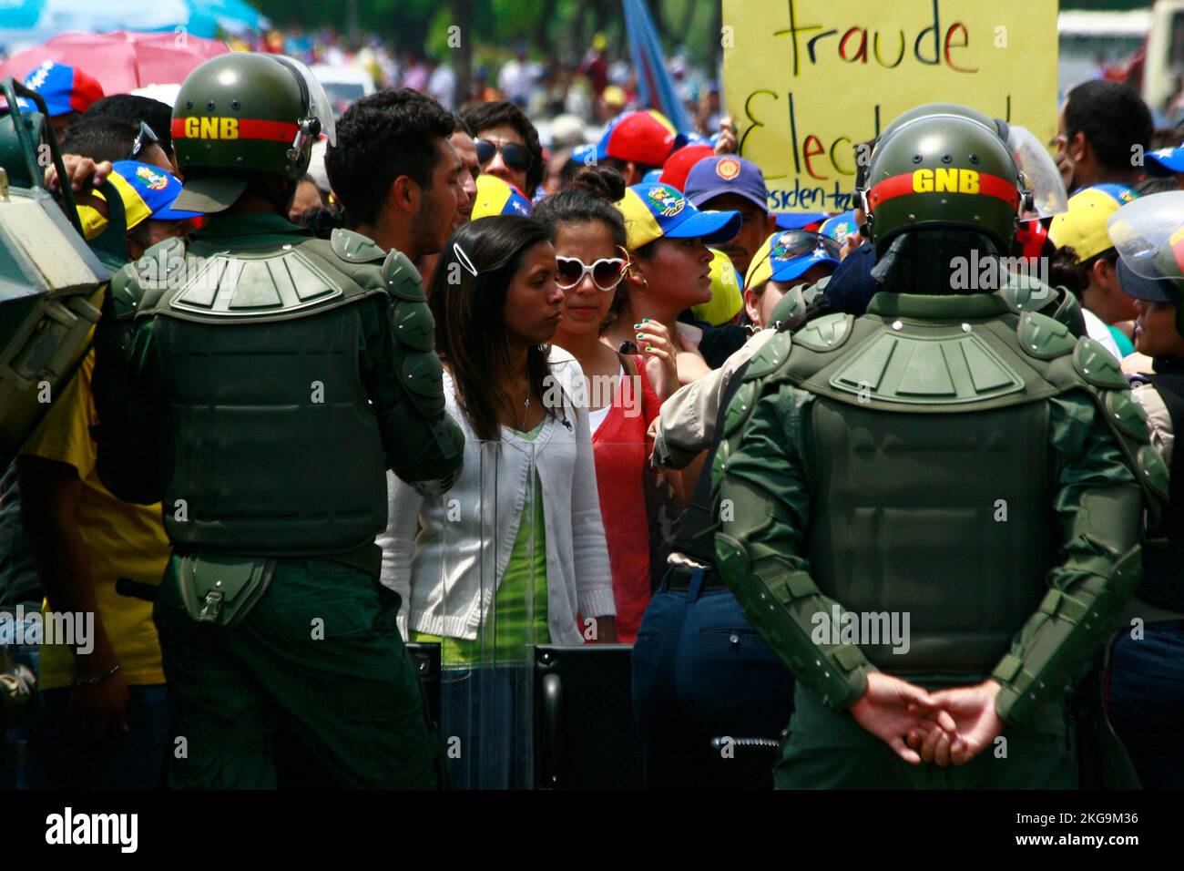 Maracaibo-Venezuela-15-04-2013- Soldat der bolivarischen Nationalgarde von Venezuela , blockiert den Durchtritt des Demostrators während einer Kundgebung. Stockfoto