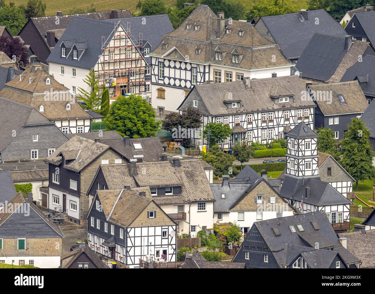 Luftbild, Historisches Dorfzentrum Eversberg und Fachwerkhäuser, Alte Feuerwache mit Turm, Meschede, Sauerland, Nordrhein-Westfalen, Deutschland Stockfoto