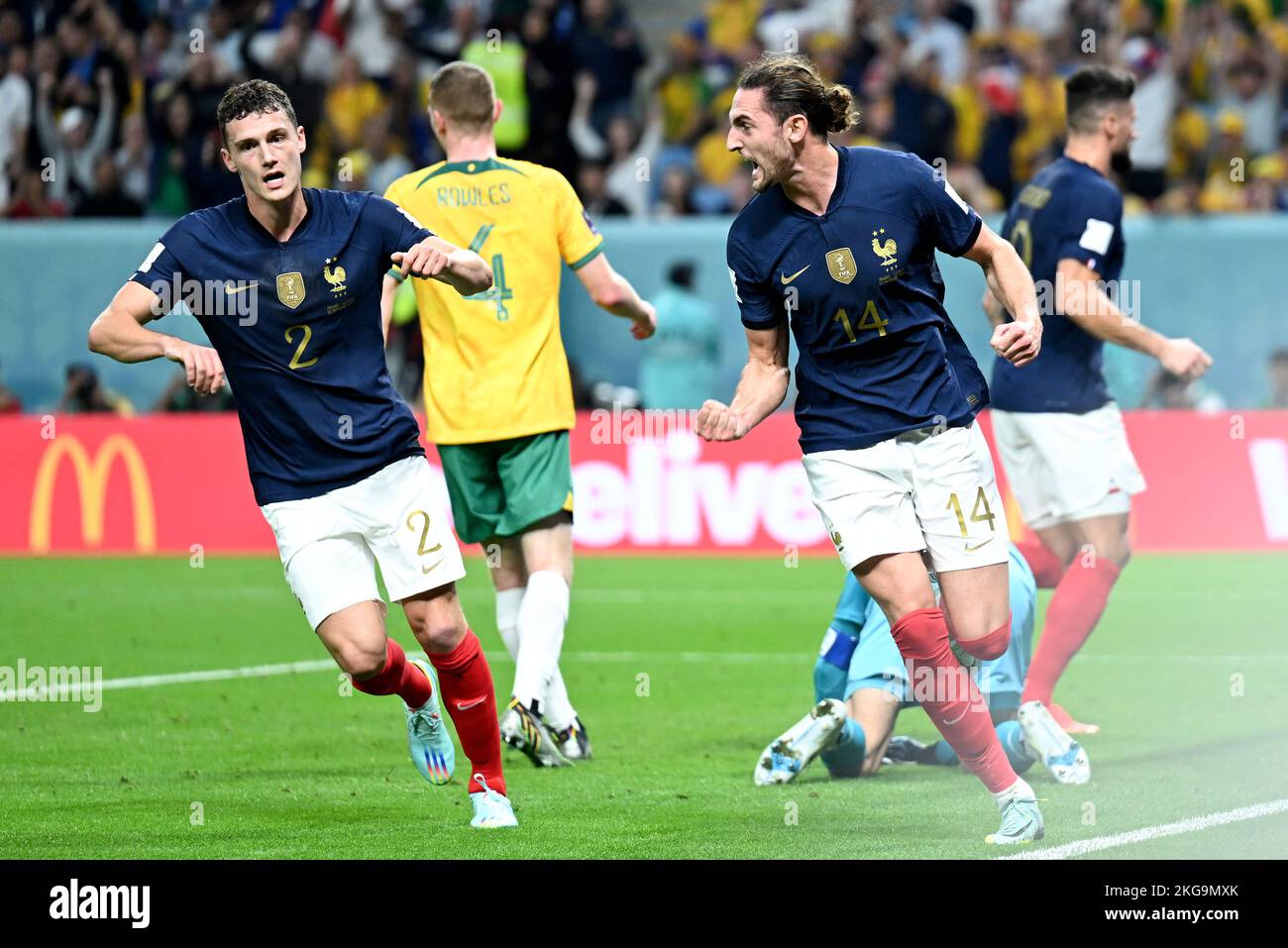 Al Wakrah, Katar. 22.. November 2022. Adrien Rabiot (R, vorne) aus Frankreich feiert sein Tor mit Benjamin Pavard während des Spiels der Gruppe D zwischen Frankreich und Australien zur FIFA-Weltmeisterschaft 2022 im Al Janoub Stadium in Al Wakrah, Katar, 22. November 2022. Quelle: Xiao Yijiu/Xinhua/Alamy Live News Stockfoto