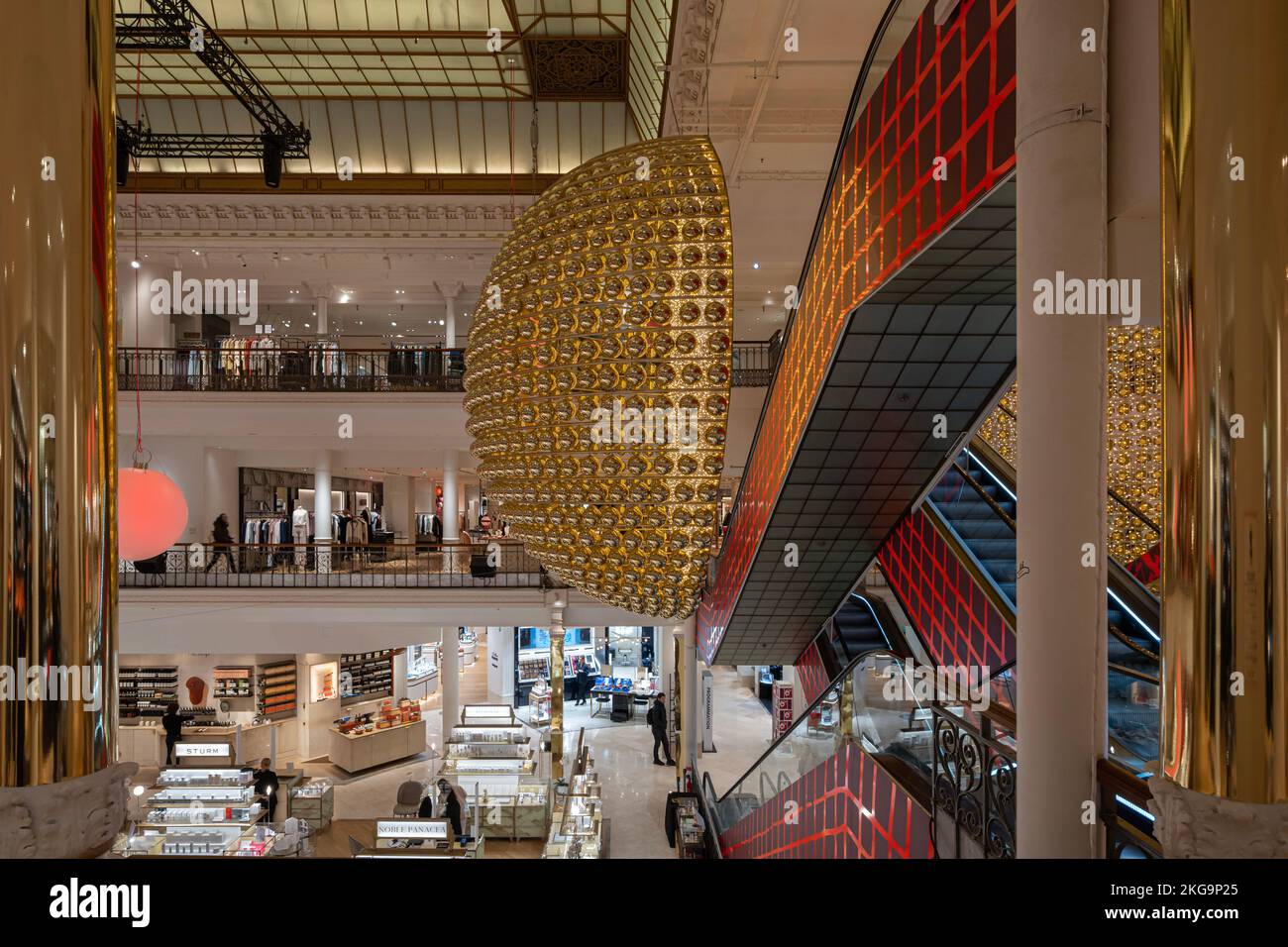 Das Kaufhaus Bon Marché. Innenansicht des Gebäudes mit Treppen und Weihnachtsdekorationen Stockfoto