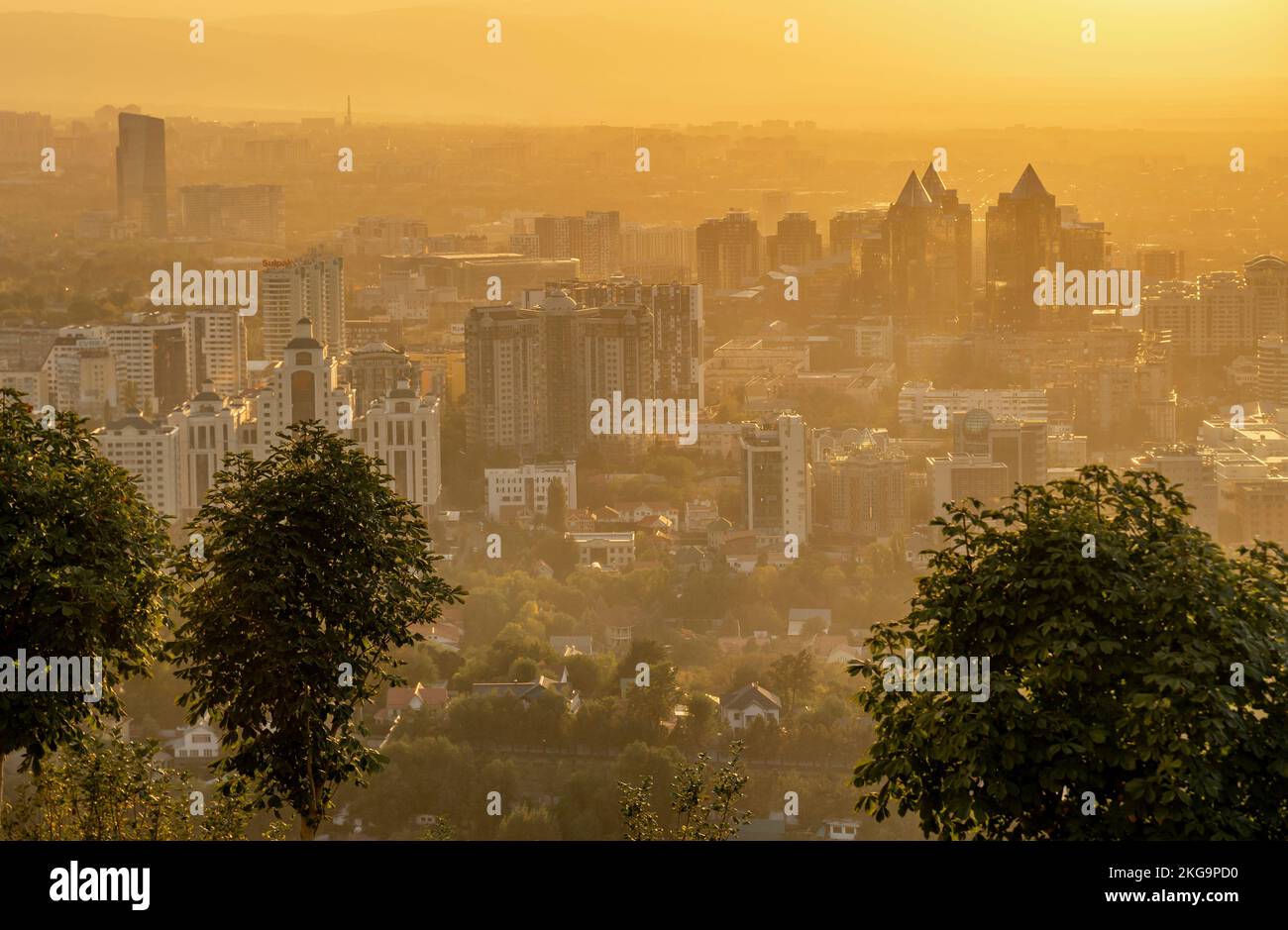 Blick von oben auf Almaty bei Sonnenuntergang im September. Kasachstan Stockfoto