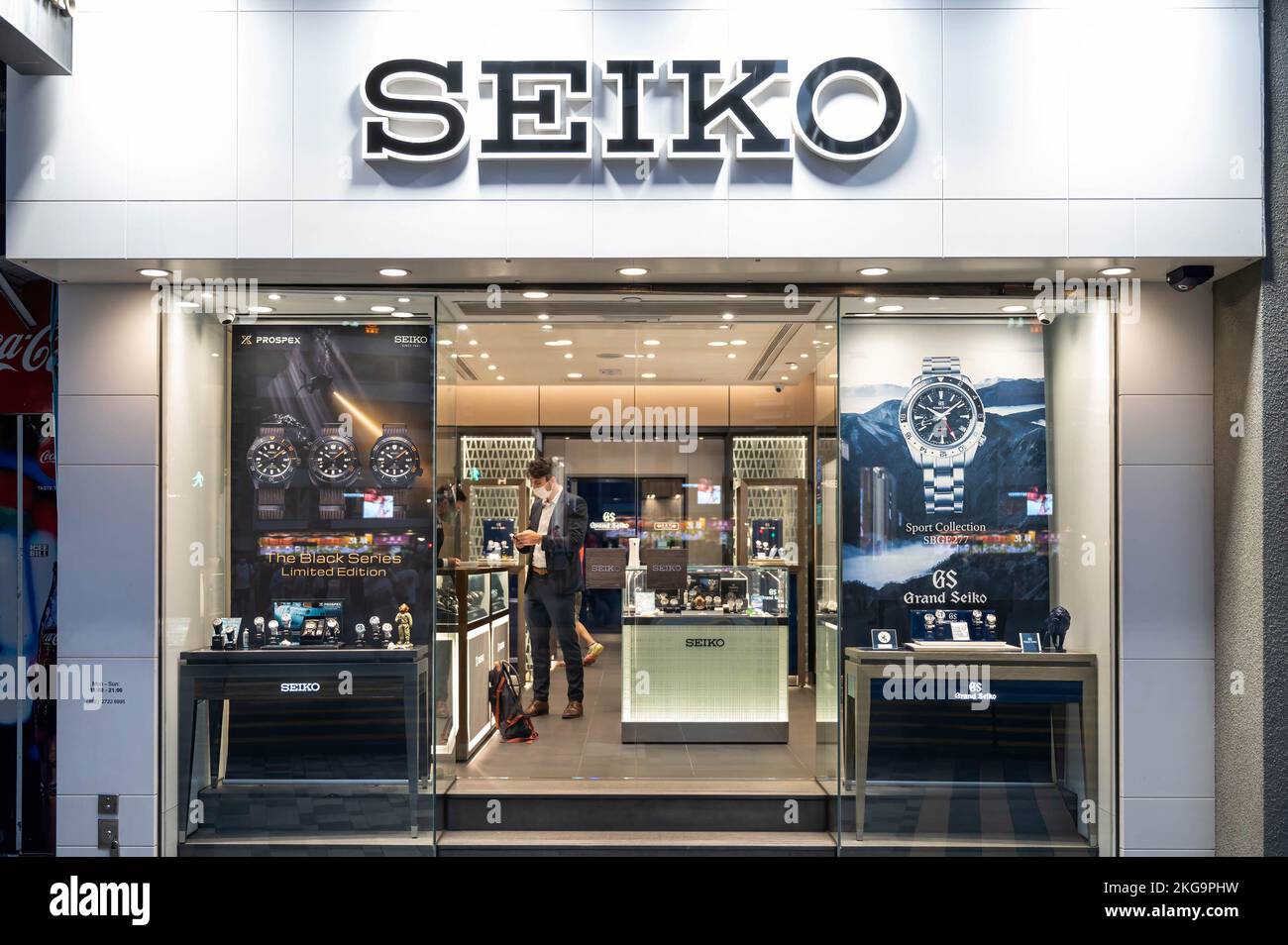 Hongkong, China. 16. Oktober 2022. Ein Shopper ist im japanischen Uhrengeschäft Seiko in Hongkong zu sehen. (Foto von Sebastian Ng/SOPA Images/Sipa USA) Quelle: SIPA USA/Alamy Live News Stockfoto
