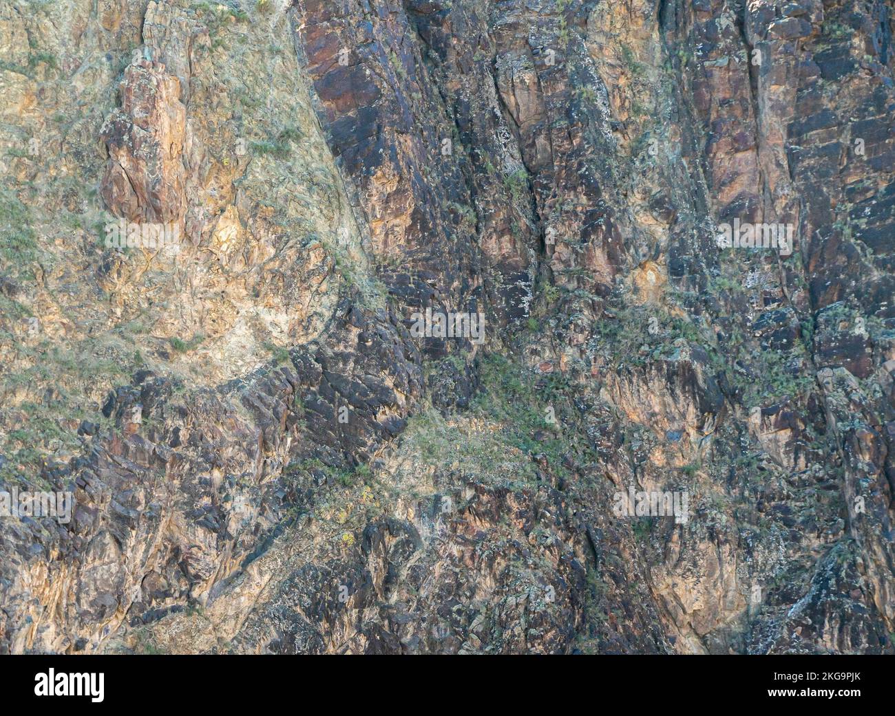 Schwarz, grünlich Honig bunt bunte Gesteinsstruktur Verwitterung und Erosion, Muster und Strukturen der Gesteinsformation Stockfoto