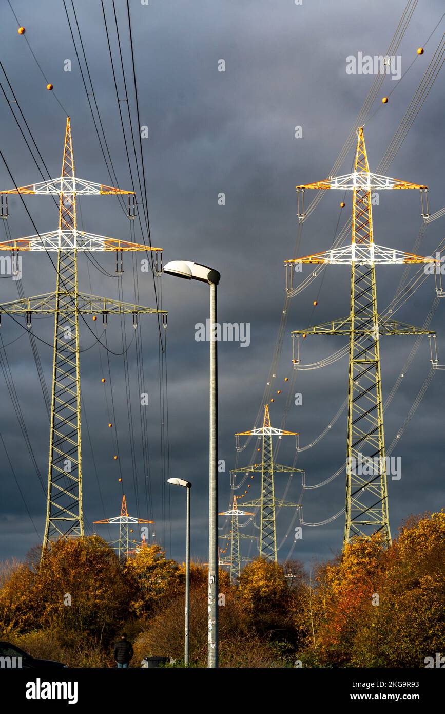 Hochspannungsmasten, Freileitungen, mit Warnbeschichtung für den Flugverkehr, nahe Krefeld, NRW, Deutschland, Stockfoto