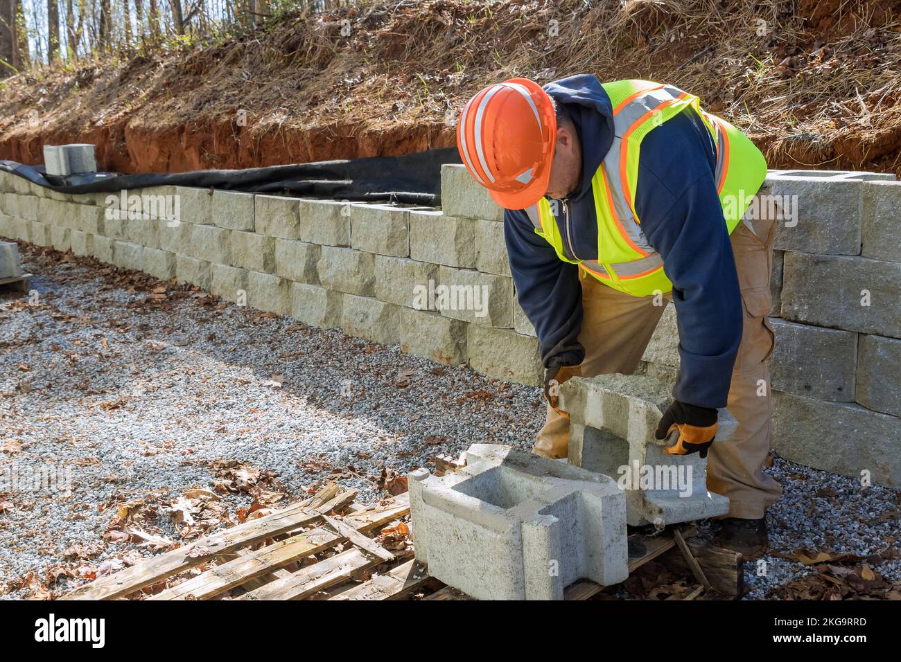 Während der Errichtung eines neuen Haltewandprojekts wurde eine Fachfirma mit der Installation von Betonblockwänden beauftragt Stockfoto