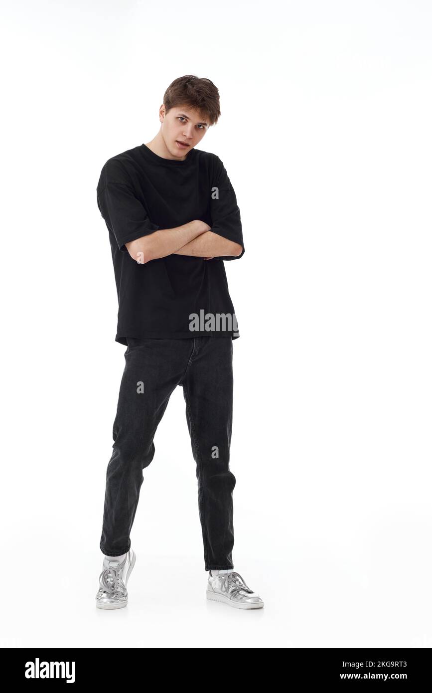 Junger Mann in schwarzem T-Shirt und Jeans tanzen Stockfoto