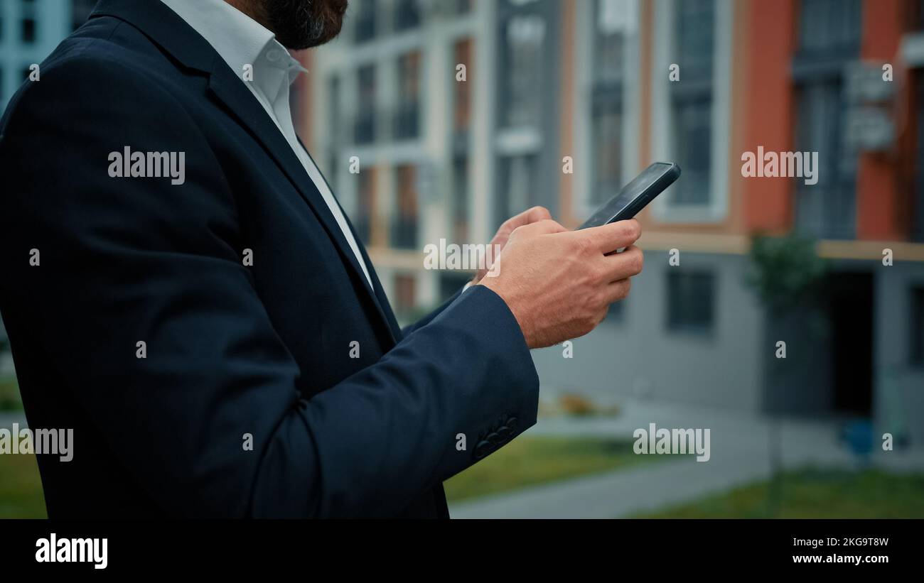 Nahaufnahme männliche Hände Touchscreen mobiles Gerät Gerät Millennial Erwachsene Mann chattet im Web Chat online Business Nachricht senden Stockfoto