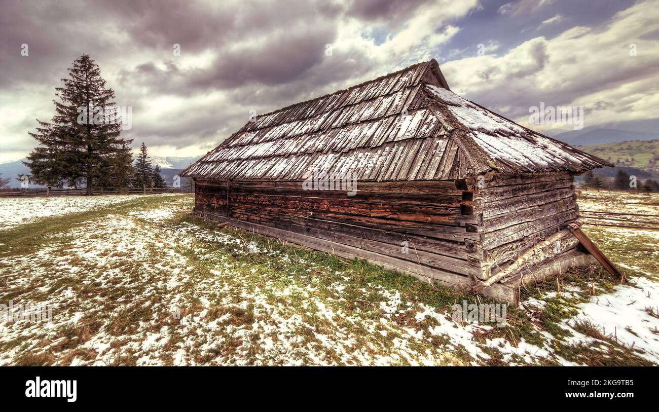 Altes Holzhaus in den Karpaten Stockfoto