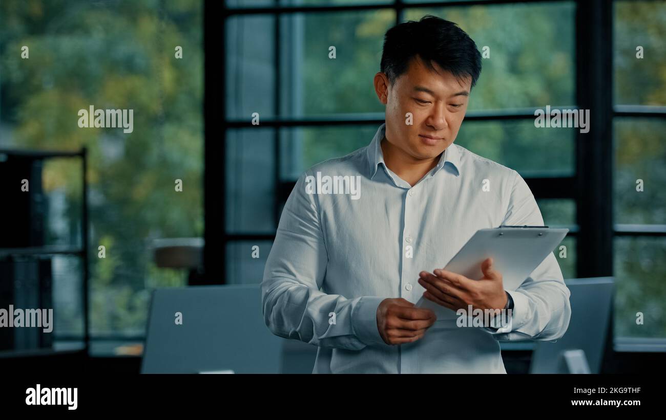 Asian Business Agent Banking worker ceo Manager worker man 40s Geschäftsmann koreanisch chinesisch Erwachsener mittleren Alters männlich halten finanzielle Dokumente Versicherung Stockfoto