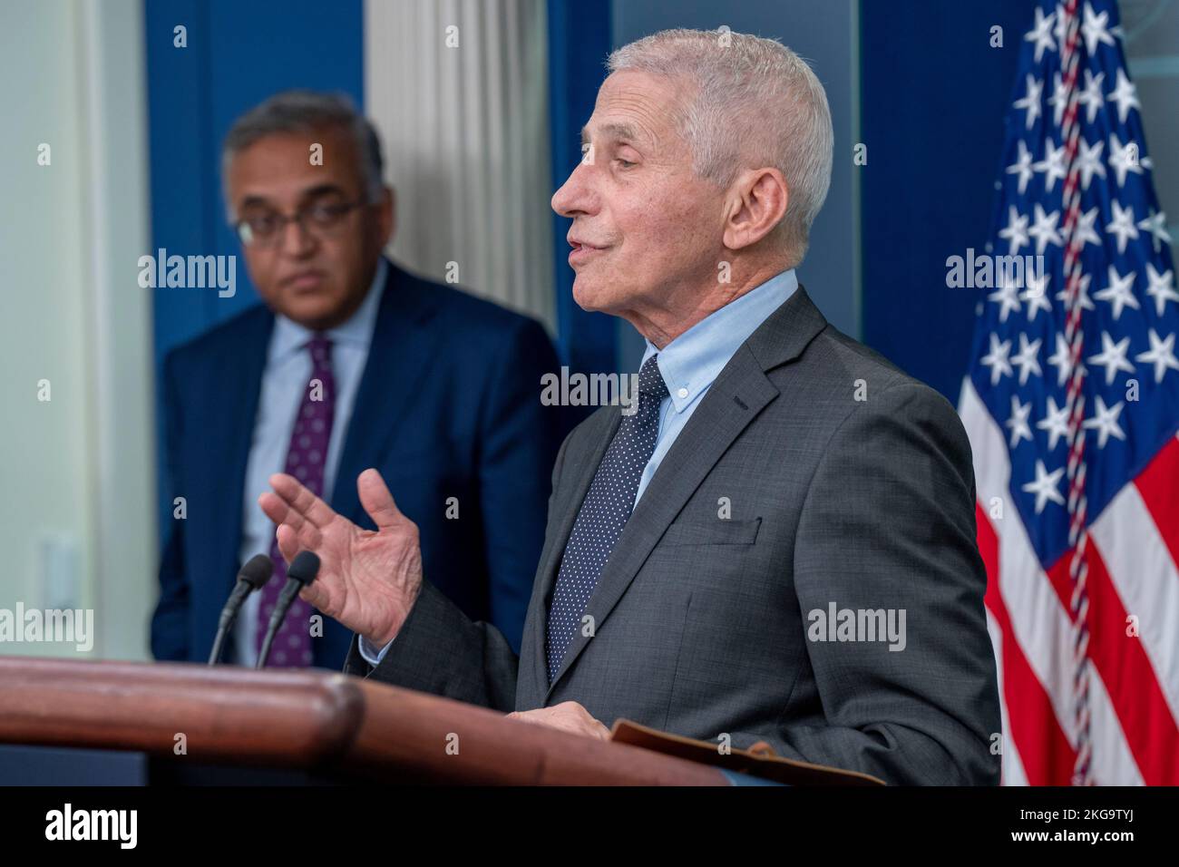 Dr. Anthony Fauci, Chief Medical Advisor des Präsidenten der Vereinigten Staaten, und Dr. Ashish Jha, MD, MPH, Koordinatorin, White House COVID-19 Response, sprechen am Dienstag, den 22. November 2022, bei der täglichen Informationsveranstaltung im Weißen Haus in Washington, DC. Quelle: Ken Cedeno/Pool via CNP /MediaPunch Stockfoto