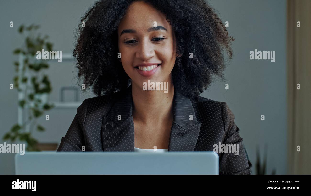Afrikanische Geschäftsfrau Büroangestellte spricht mit Geschäftspartner im Online-Chat Telefonat Videokonferenz Bewerbungsgespräch mit privatem Internet arbeiten an Stockfoto