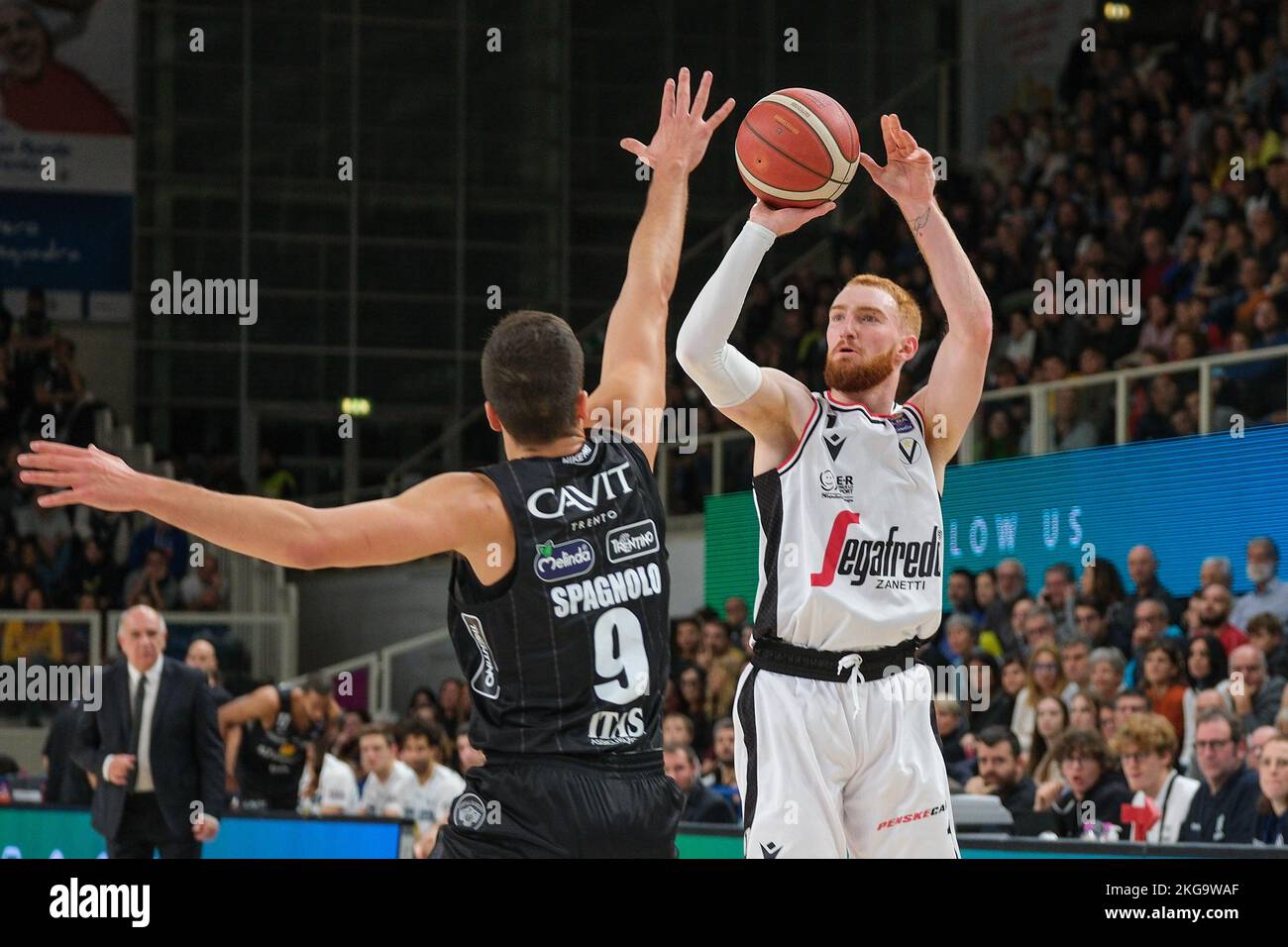 Italienische Basketballmeisterschaft A1 - Dolomiti Energia Trentino vs. Virtus Segafredo Bologna. 20.. November 2022, Trient, Italien Stockfoto