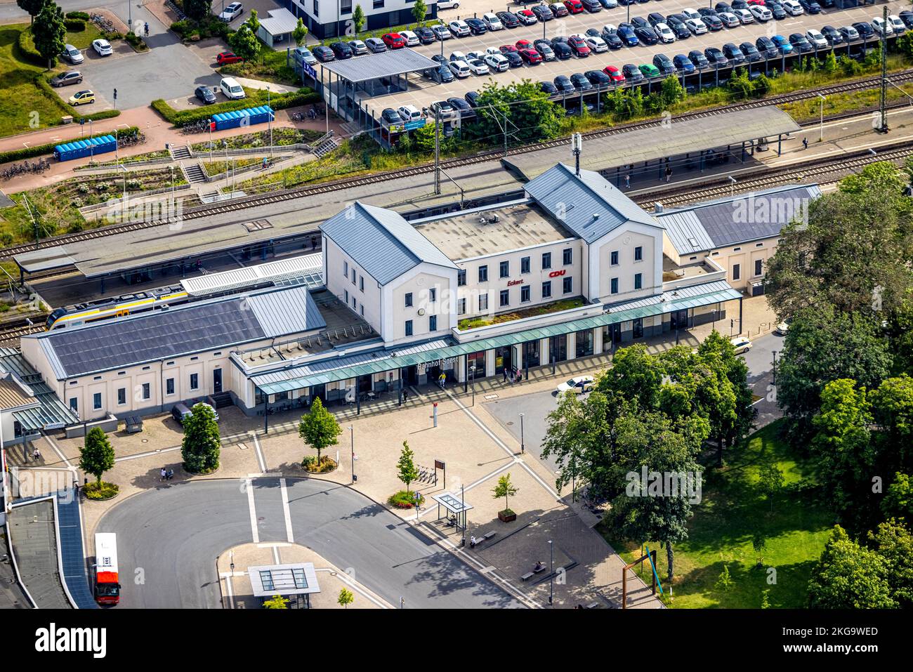 Luftaufnahme, Bahnhof Soest, Walburger, Soest, Soester Boerde, Nordrhein-Westfalen, Deutschland, Bahnhof, Bahnhofsvorplatz, DE, Deutsche Bahn A Stockfoto