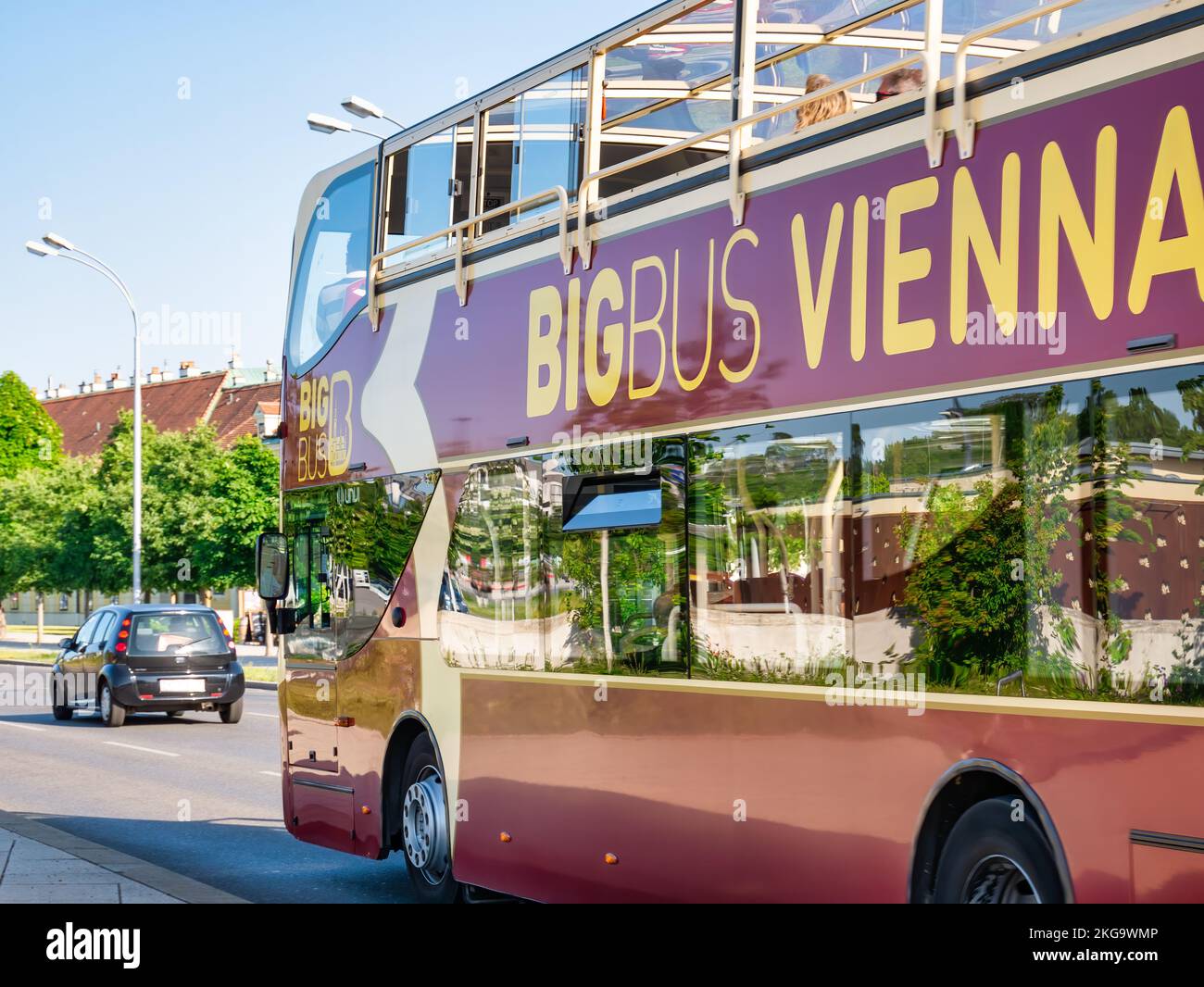 Wien, Österreich - Juni 2022: Big Buss Vienna Hop-on-Hop-off-Touren im Verkehr Stockfoto