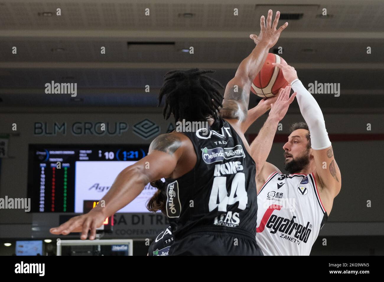 Italienische Basketballmeisterschaft A1 - Dolomiti Energia Trentino vs. Virtus Segafredo Bologna. 20.. November 2022, Trient, Italien Stockfoto