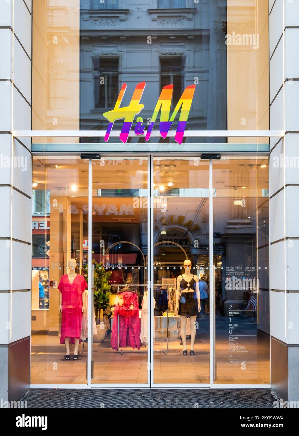 Wien, Österreich - Juni 2022: H&M-Logo am Eingang des Geschäfts in der Altstadt von Wien. Stockfoto
