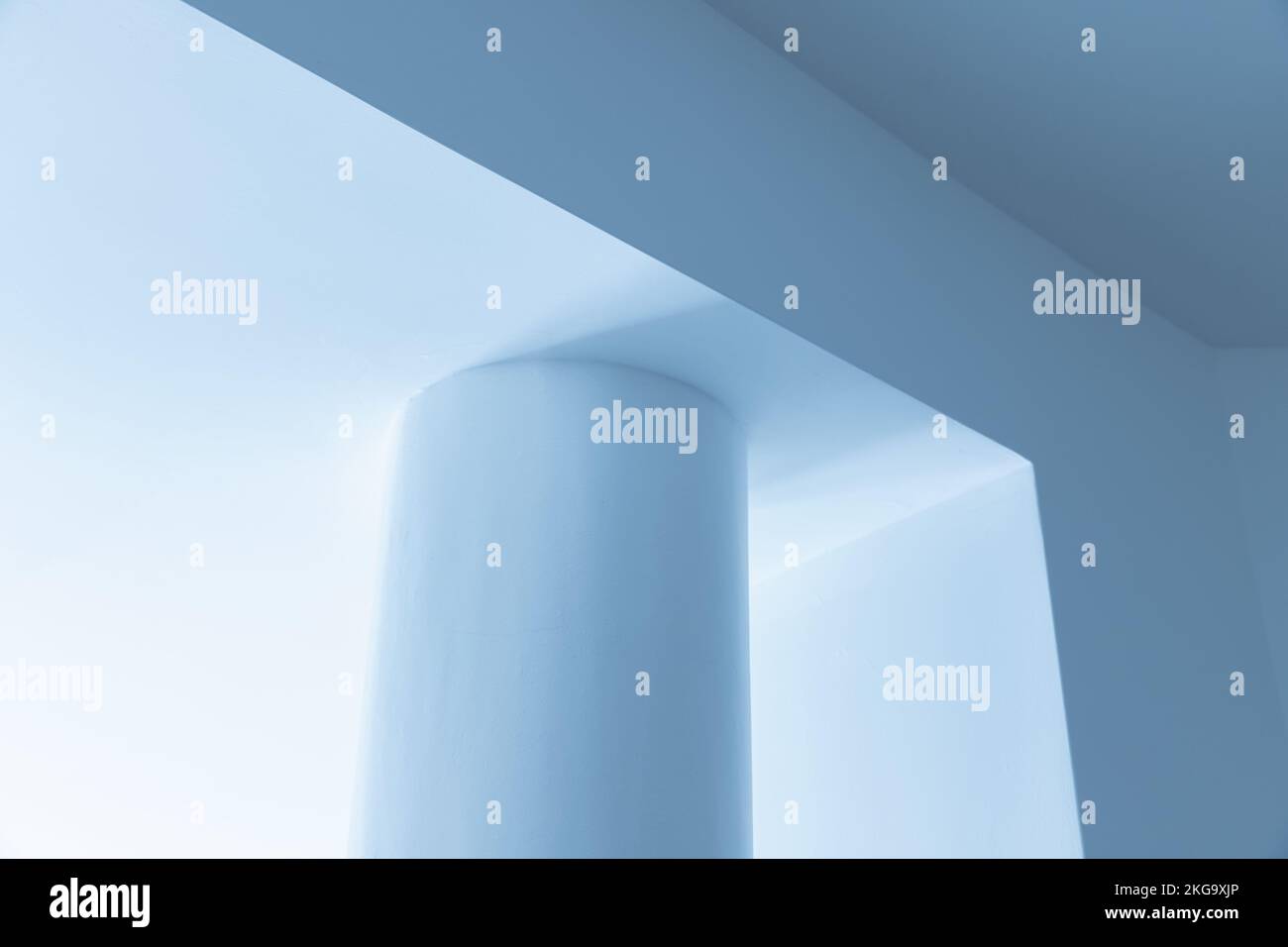 Blaues minimalistisches Innenfragment mit Deckendetails und Säule, Architekturhintergrundfoto Stockfoto