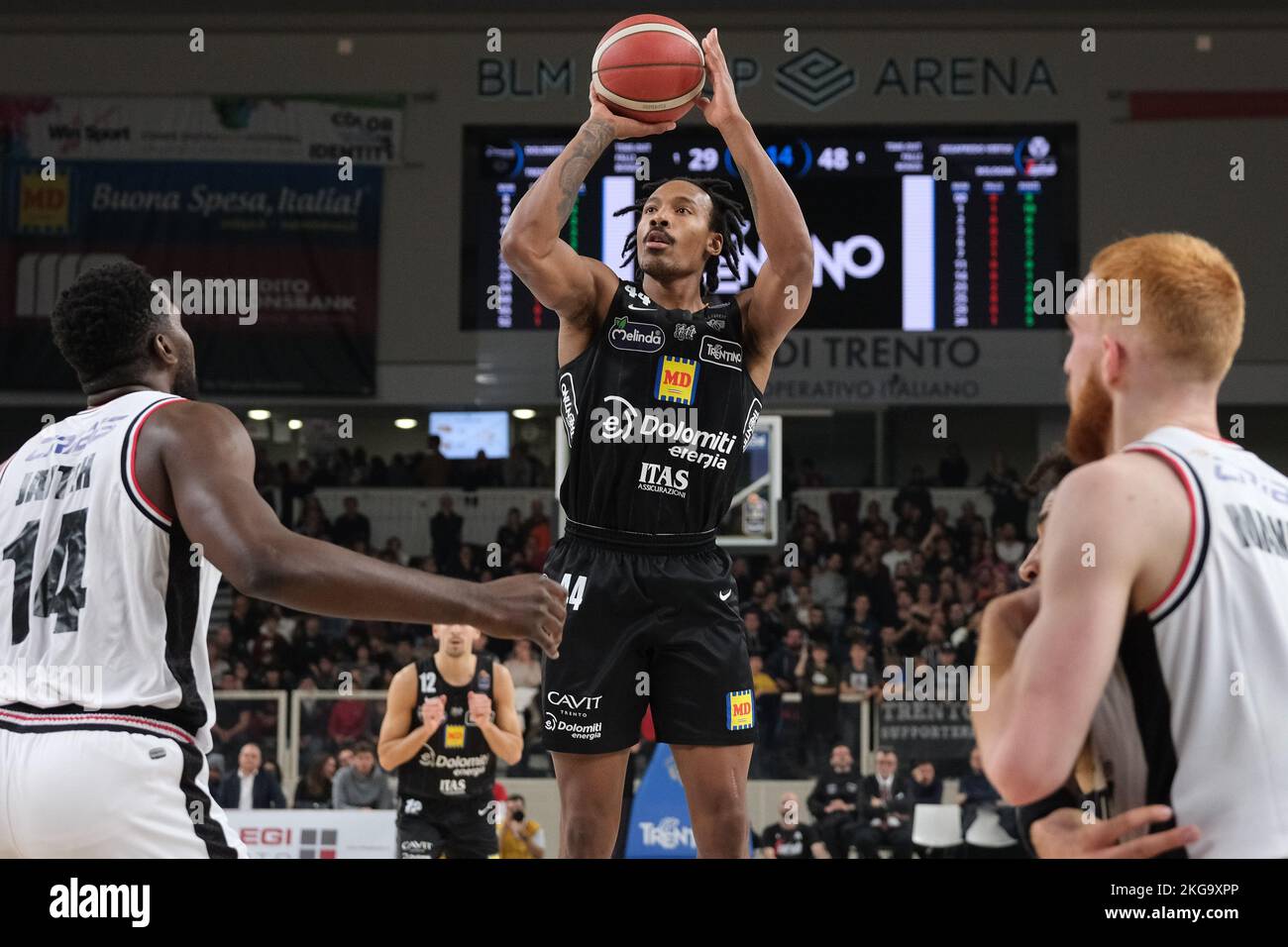 Italienische Basketballmeisterschaft A1 - Dolomiti Energia Trentino vs. Virtus Segafredo Bologna. 20.. November 2022, Trient, Italien Stockfoto