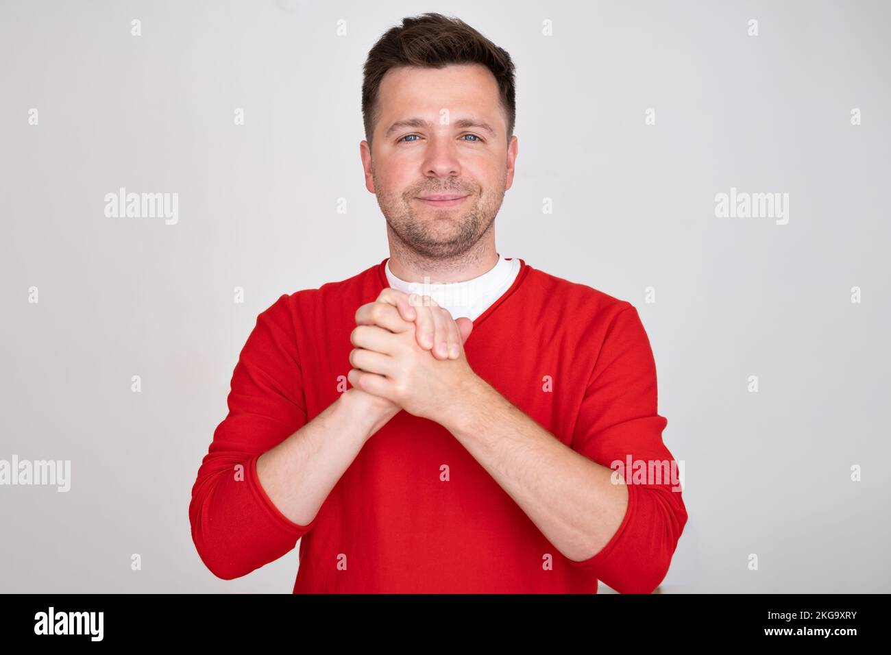 Ein weißer junger Mann schüttelt sich die Hände. Sei in Frieden, ich unterstütze dich Stockfoto