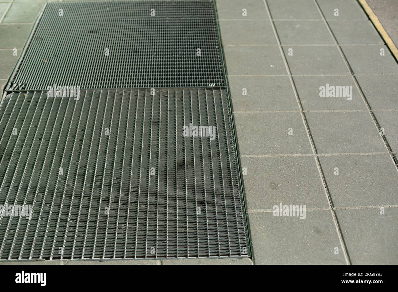 Fußgängerbelag. Gummibeschichtung auf Fliesen. Was unter deinen Füßen ist. Asphaltteile. Stockfoto