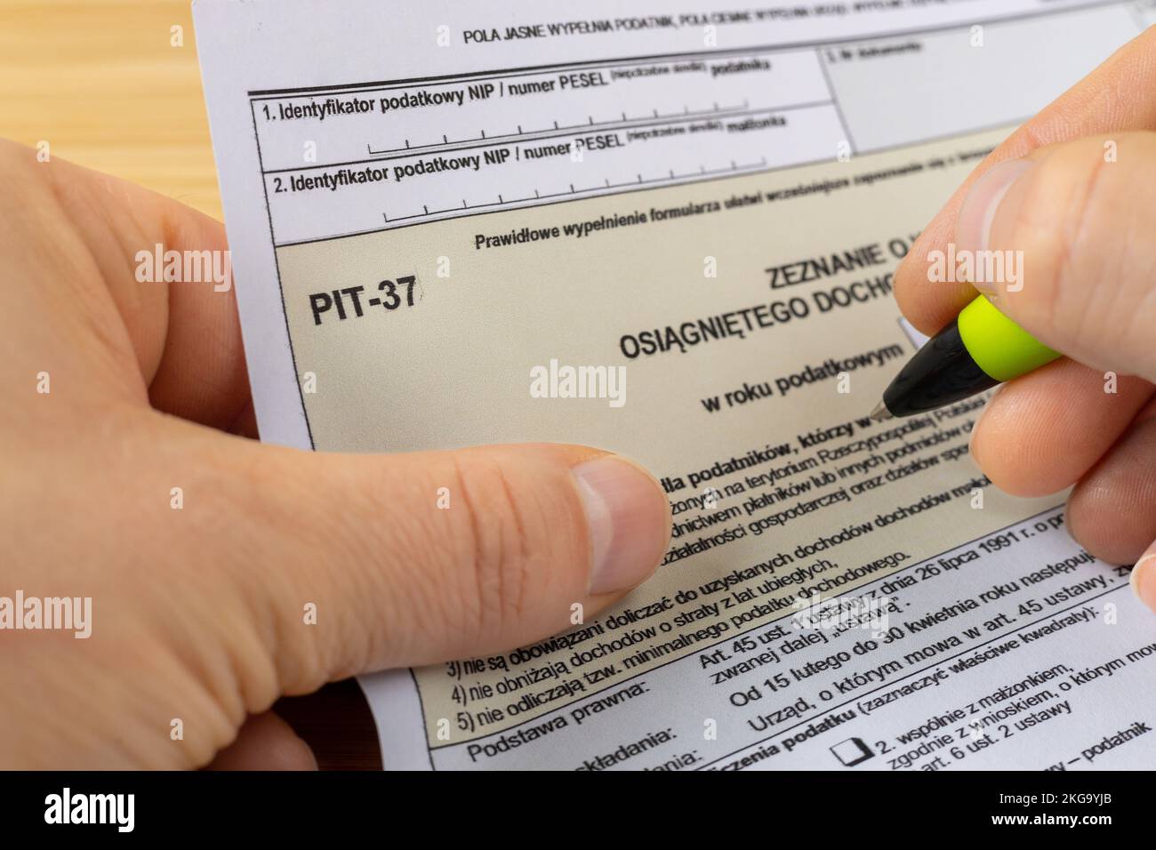 PIT 37-Formular, jährliches Steuererklärungsformular für Einzelpersonen in Polen, mit einem Stift ausfüllen eines Dokuments für das Finanzamt Stockfoto