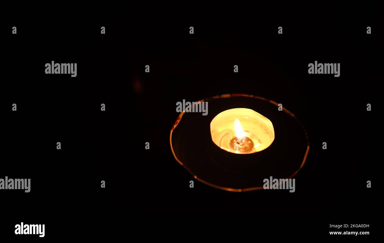 Kerze brennt, Detail von Kerzenflammen leuchtet, Licht von Kerzen brennt aus nächster Nähe, Flamme brennt Kerzenlicht. Verbrennt die Kerze von Hand beim Streichholz vesta. Stockfoto
