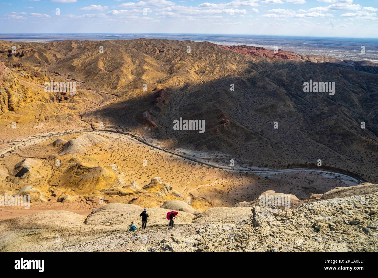 Touristen wandern im Altyn-Emel-Nationalpark, Kasachstan, Zentralasien Stockfoto