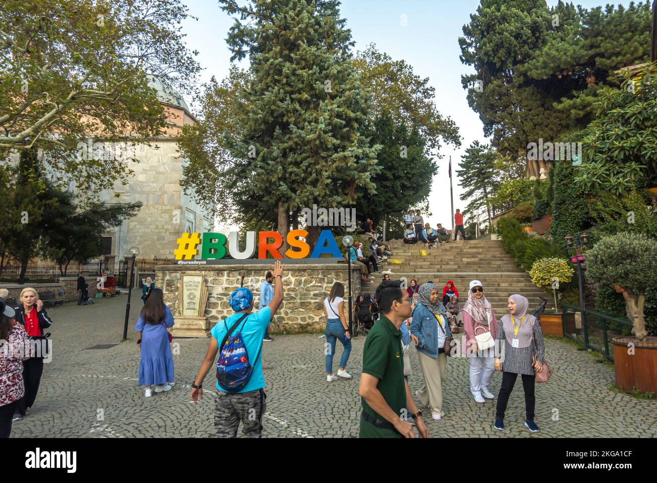Bursa Turkey. Touristen machen Fotos, Selfies, fotografieren in der Nähe des bunten, farbenfrohen Stadtschilds #BURSA. Reise in die Altstadt von Bursa Stockfoto