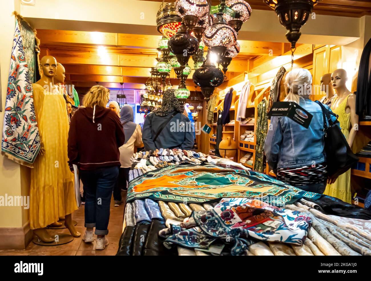 Bursa Turkey... Touristen auf dem Seidenmarkt, Kunsthandwerk, Souvenirs, Textilladen. Stockfoto
