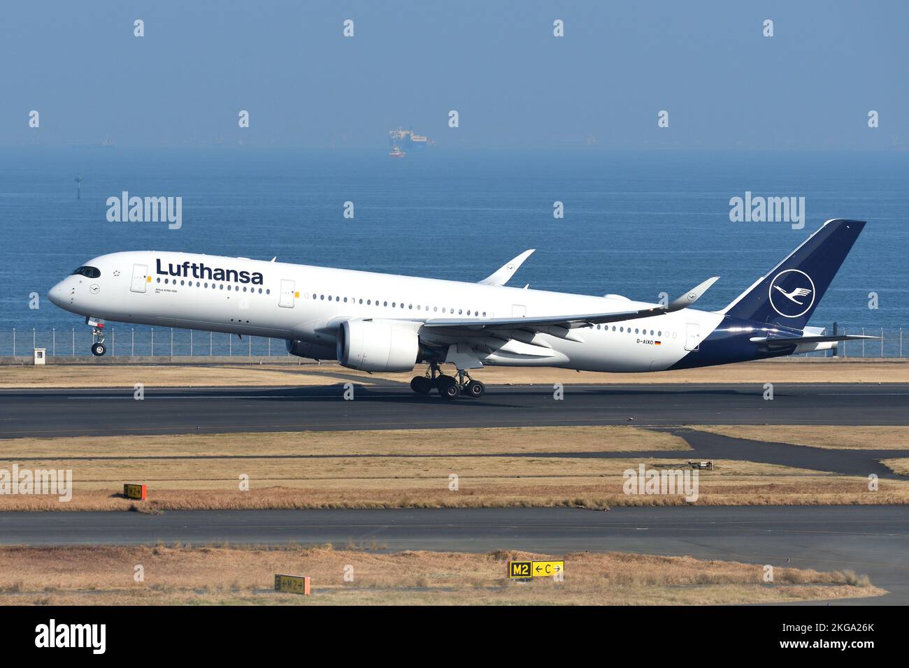 Tokio, Japan - 12. Januar 2020: Lufthansa Airbus A350-900 (D-AIXO) Passagierflugzeug. Stockfoto