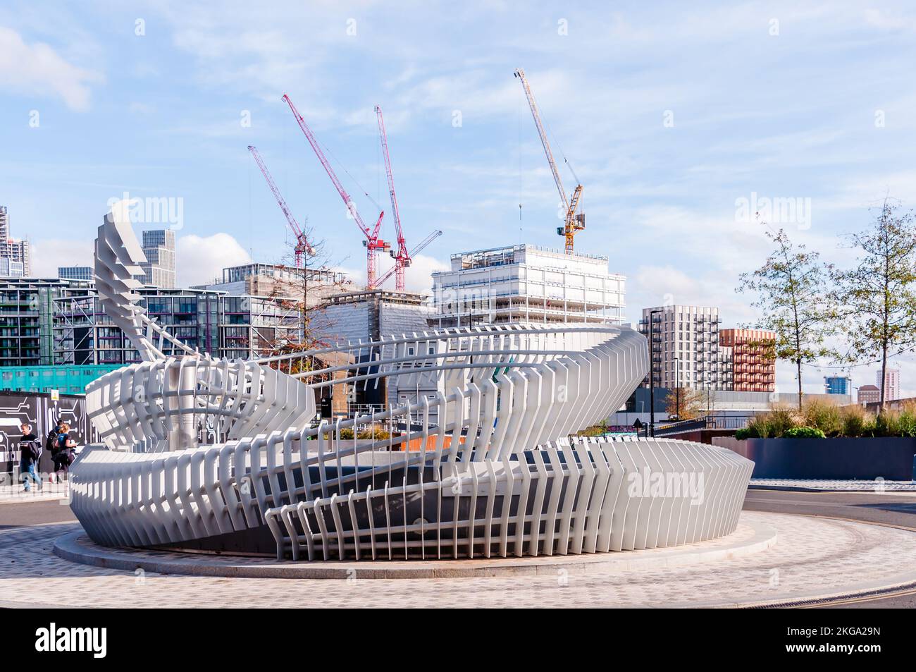 battersea Kraftwerk, größtes Art de CO Backsteingebäude in europa mit Kunstwerken davor, Zirkusstraße südlich, neun Ulmen Stockfoto
