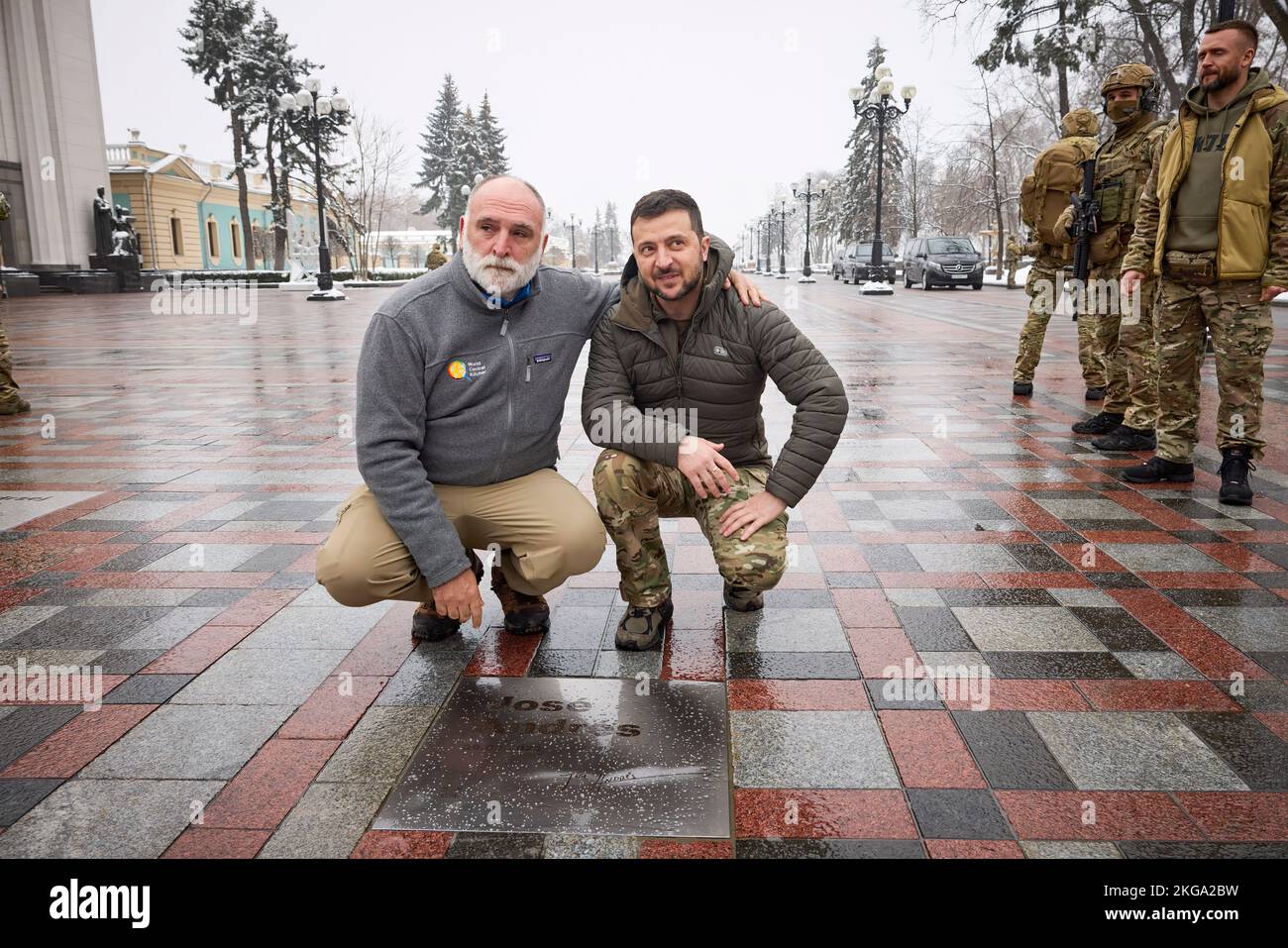 Der Präsident der Ukraine, Volodymyr Zelensky, überreichte José Andrés, dem Gründer der Wohltätigkeitsorganisation World Central Kitchen, eine Gedenktafel mit seinem Namen, die auf dem Walk of the Brave on Constitution Square in Kiew enthüllt wurde. (Foto: Präsidentenamt der Ukraine) während der Enthüllung der Gedenktafel bemerkte der Staatschef die große Hilfe, die José Andrés den Ukrainern geleistet hat. Von nun an ist der Name des Philanthropen im Zentrum der Hauptstadt eingraviert - zusammen mit den Namen derer, die seit den ersten Tagen der umfassenden Invasion Russlands in der Ukraine sind. Stockfoto