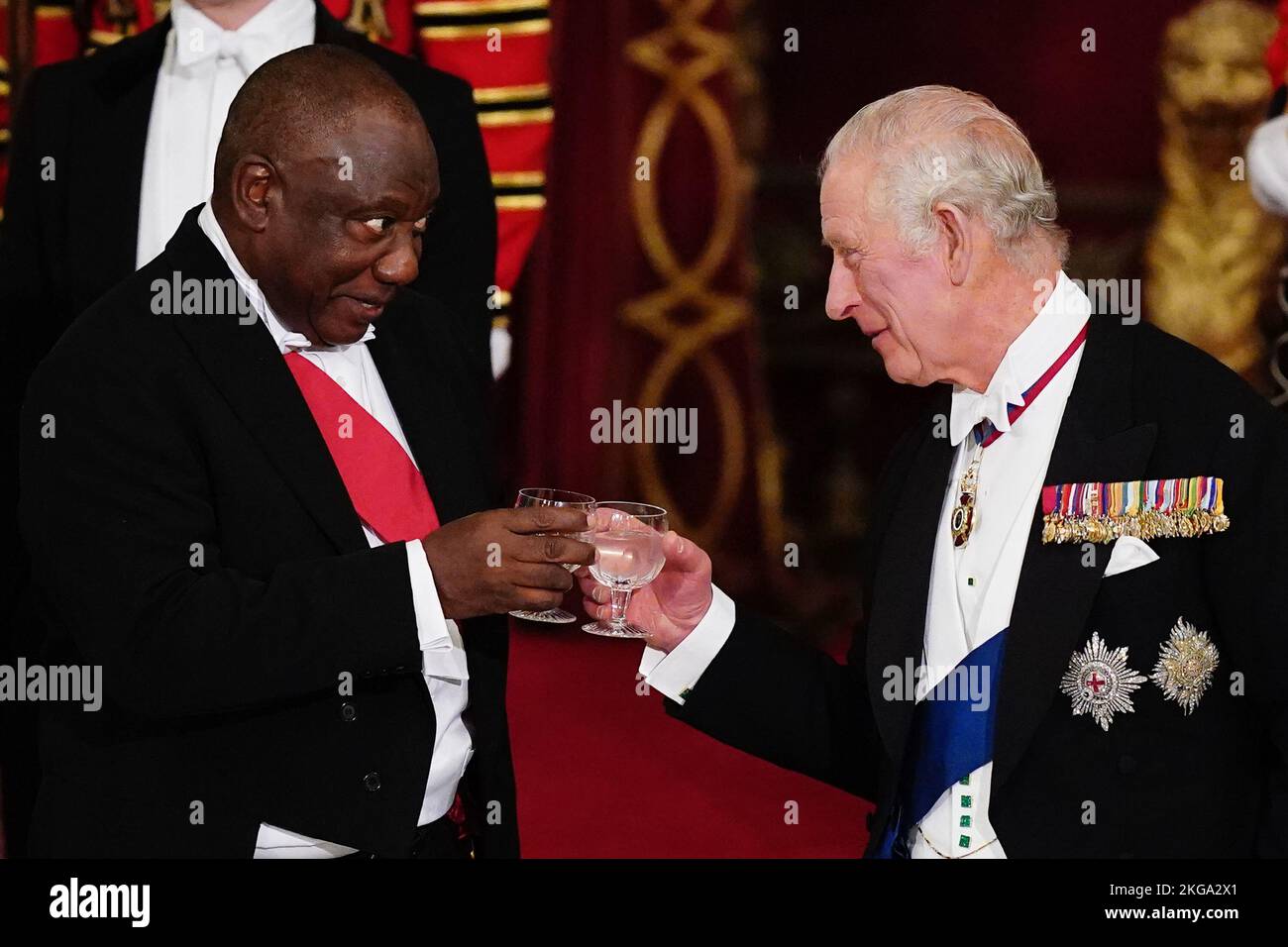 Der südafrikanische Präsident Cyril Ramaphosa und König Charles III. Haben auf dem Staatsbankett im Buckingham Palace, London, während des Staatsbesuchs des südafrikanischen Präsidenten in Großbritannien getoastet. Bilddatum: Dienstag, 22. November 2022. Stockfoto