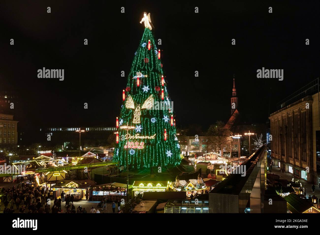 Dortmund, 22. November 2022: Der größte Weihnachtsbaum der Welt auf dem Dortmunder Weihnachtsmarkt ist 45 Meter hoch, besteht aus 1.000 roten Fichten aus dem Sauerland und wird mit 48.000 LED-Leuchten aufgehängt. Ein vier Meter hoher Engel leuchtet auf der Oberseite. --- Dortmund, 22.11.2022: Der größte Weihnachtsbaum der Welt auf dem Dortmunder Weihnachtsmarkt ist 45 Meter hoch, besteht aus 1000 Rotfichten aus dem Sauerland und ist mit 48,000 LED-Leuchten ausgestattet. Auf der Spitze leuchtet ein vier Meter großer Engel. Stockfoto
