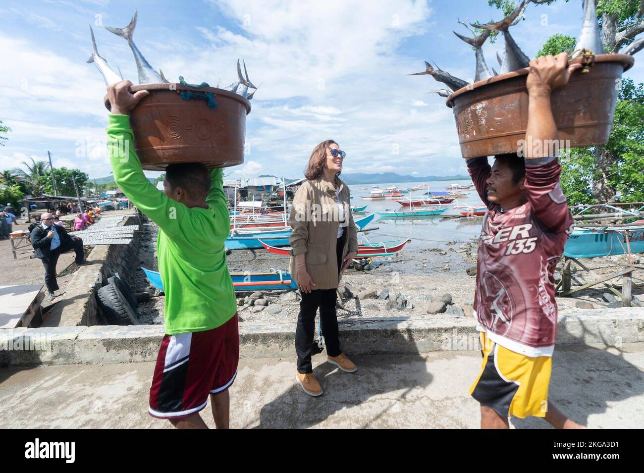 Tagburos, Philippinen. 22.. November 2022. USA Vizepräsidentin Kamala Harris beobachtet Fischer beim Entladen ihres Fisches im Fischerdorf Tagburos am 22. November 2022 in Palawan, Philippinen. Harris besuchte das Dorf, das an der USAID Fish Right Initiative zur Förderung einer nachhaltigen Fischerei beteiligt ist. Kredit: Lawrence Jackson/Weißes Haus Foto/Alamy Live Nachrichten Stockfoto