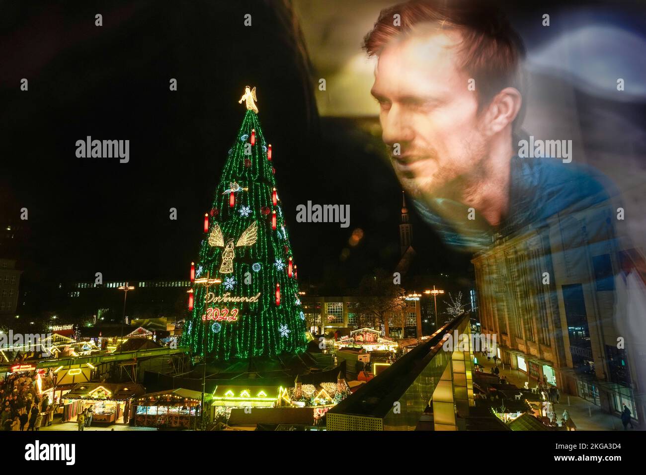 Dortmund, 22. November 2022: Der größte Weihnachtsbaum der Welt auf dem Dortmunder Weihnachtsmarkt ist 45 Meter hoch, besteht aus 1.000 roten Fichten aus dem Sauerland und wird mit 48.000 LED-Leuchten aufgehängt. Ein vier Meter hoher Engel leuchtet auf der Oberseite. --- Dortmund, 22.11.2022: Der größte Weihnachtsbaum der Welt auf dem Dortmunder Weihnachtsmarkt ist 45 Meter hoch, besteht aus 1000 Rotfichten aus dem Sauerland und ist mit 48,000 LED-Leuchten ausgestattet. Auf der Spitze leuchtet ein vier Meter großer Engel. Stockfoto