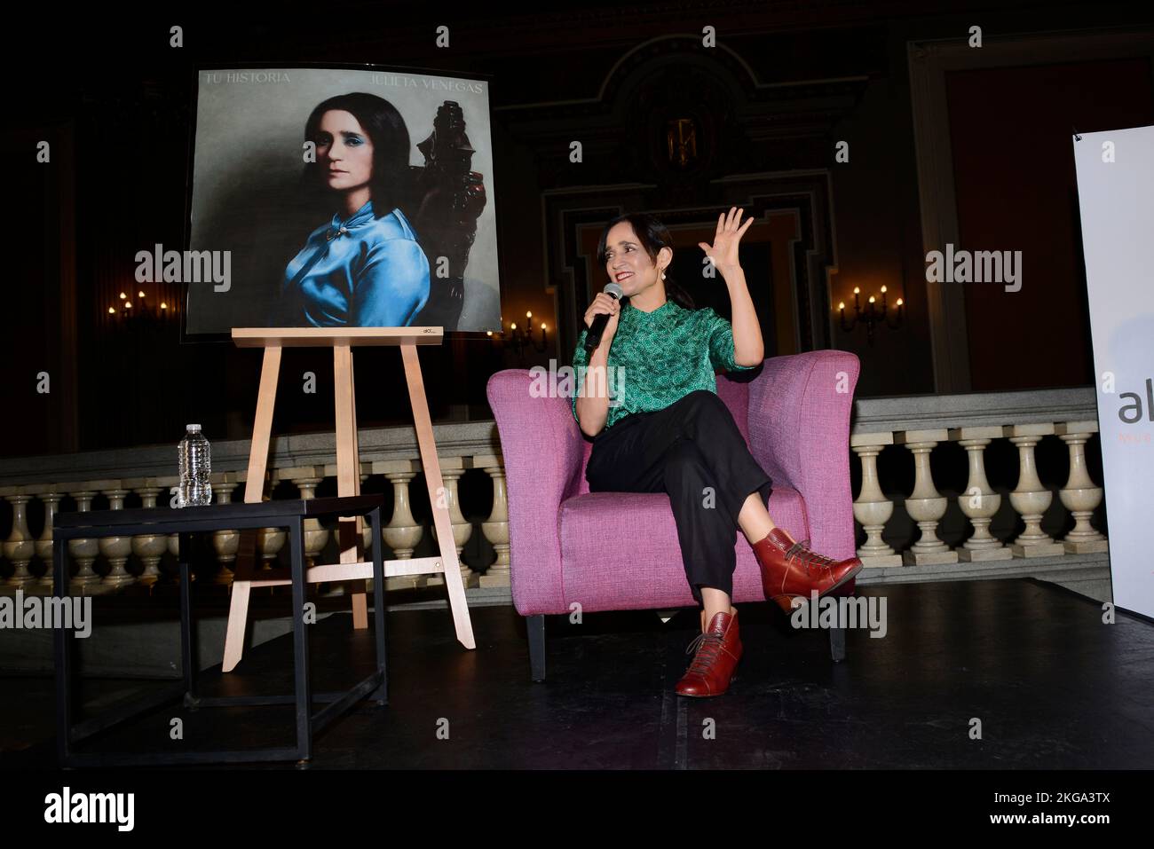 Mexiko-Stadt, Mexiko. 22.. November 2022. Die mexikanische Sängerin Julieta Venegas nimmt an einer Pressekonferenz Teil, um die Veröffentlichung ihres neuesten Albums ‘ TU Historia' im Metropolitan Theatre bekannt zu geben. Am 22. November 2022 in Mexiko-Stadt, Mexiko. (Foto von Carlos Tischler/ Eyepix Group/NurPhoto) Kredit: NurPhoto/Alamy Live News Stockfoto