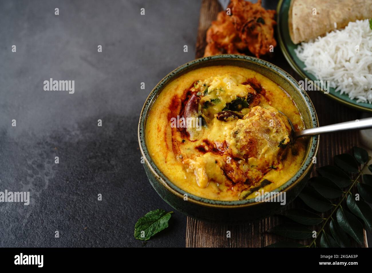 Hausgemachte Punjabi Kadhi Pakora serviert mit Reis und Roti Stockfoto Hausgemachte Punjabi Kadhi Pakora serviert mit Reis und Roti Stockfoto