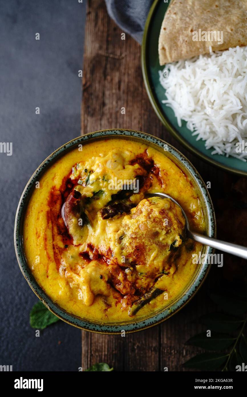 Hausgemachte Punjabi Kadhi Pakora serviert mit Reis und Roti Stockfoto Hausgemachte Punjabi Kadhi Pakora serviert mit Reis und Roti Stockfoto
