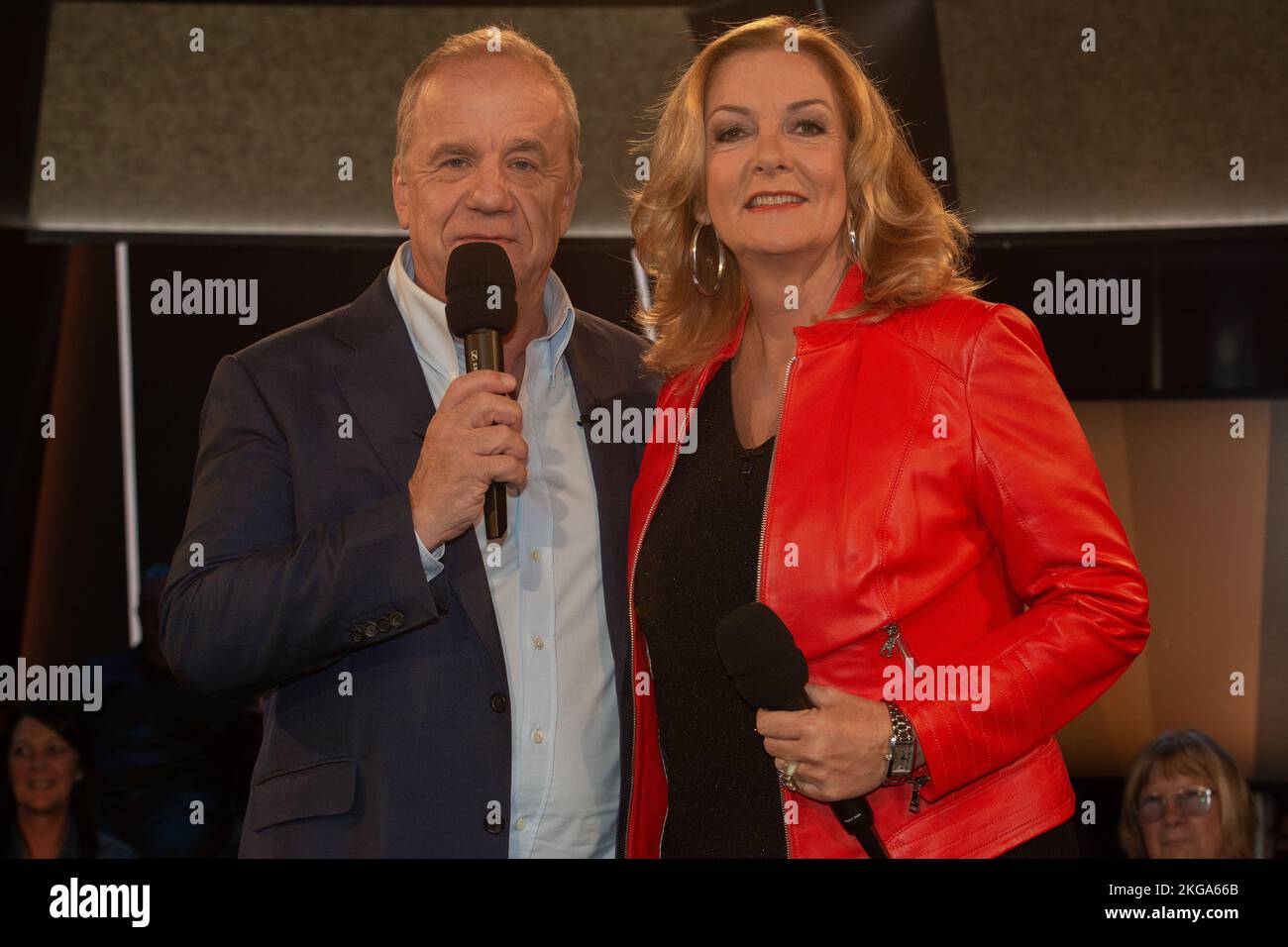 Hubertus Meyer-Burckhardt und Bettina Tietjen bei der Aufzeichnung der „NDR Talk Show“ im NDR Fernsehstudio Lokstedt. Hamburg, 18.11.2022 Stockfoto