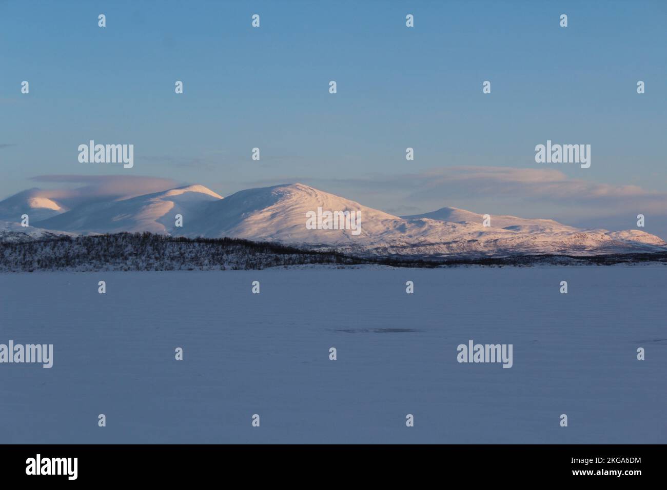 Schneebedeckte Berge und Torneträsk-See in Abisko, Schweden Stockfoto