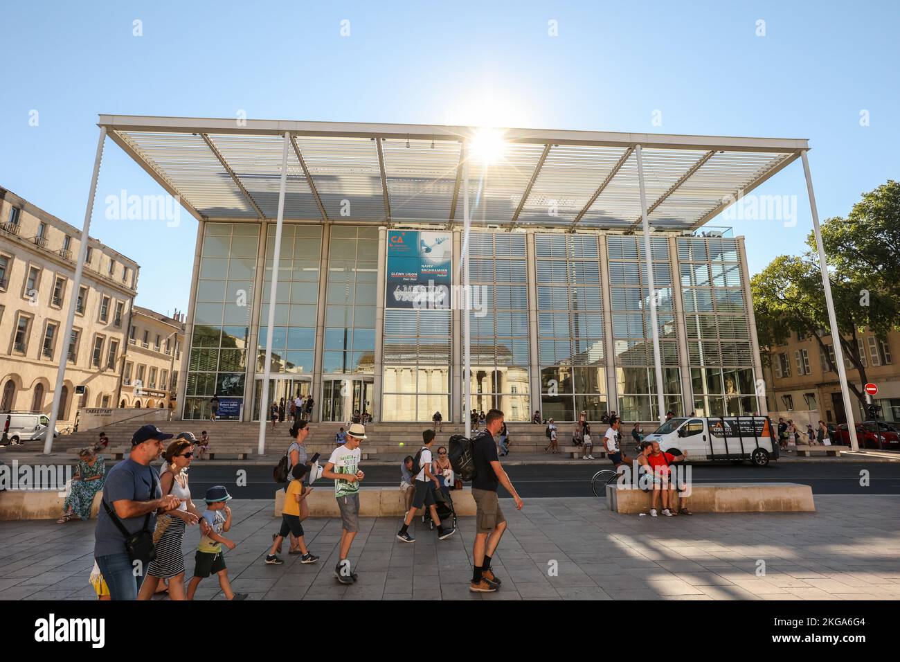 Norman Foster-Gebäude mit einer Sammlung von rund 400 Werken moderner Kunst und einem Restaurant, und Bibliothek Carré D'Art Nimes, öffentliche Bibliothek und Bibliothèque Carré d'Art Nimes, Nimes, Languedoc, Region, populär,Tourist,Lage,mit,vielen,Attraktionen,einschließlich,beeindruckend,Les Arenas,Römisch,Amphitheater,Französisch,Süd-Frankreich,Süd-Frankreich,Sommer,Frankreich,Frankreich,Frankreich,Frankreich,Frankreich,Frankreich,Frankreich Stockfoto