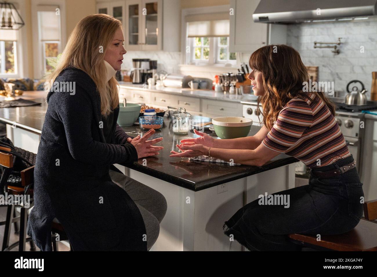 DEAD TO ME, von links: Christina Applegate, Linda Cardellini, (Staffel 3, ep. 302, ausgestrahlt am 17. November 2022). Foto: Saeed Adyani / ©Netflix / Courtesy Everett Collection Stockfoto