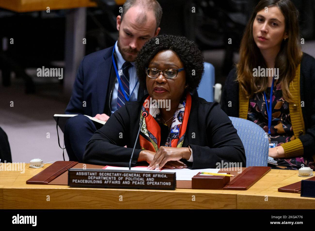 (221122) -- UNITED NATIONS, 22. November 2022 (Xinhua) -- die stellvertretende Generalsekretärin der Vereinten Nationen, Martha Ama Akyaa Pobee (Front), informiert über eine Sitzung des Sicherheitsrates am 22. November 2022 im UN-Hauptquartier in New York. Ein „ganzheitlicher und langfristiger Ansatz“ ist erforderlich, um die Grundursachen für die Bedrohung durch Piratentum und bewaffneten Raubüberfall auf See im Golf von Guinea anzugehen und damit effektiv zu beseitigen, sagte der UN-Beamte am Dienstag. (Foto/Handout von Loey-Ajman/UN über Xinhua) Stockfoto