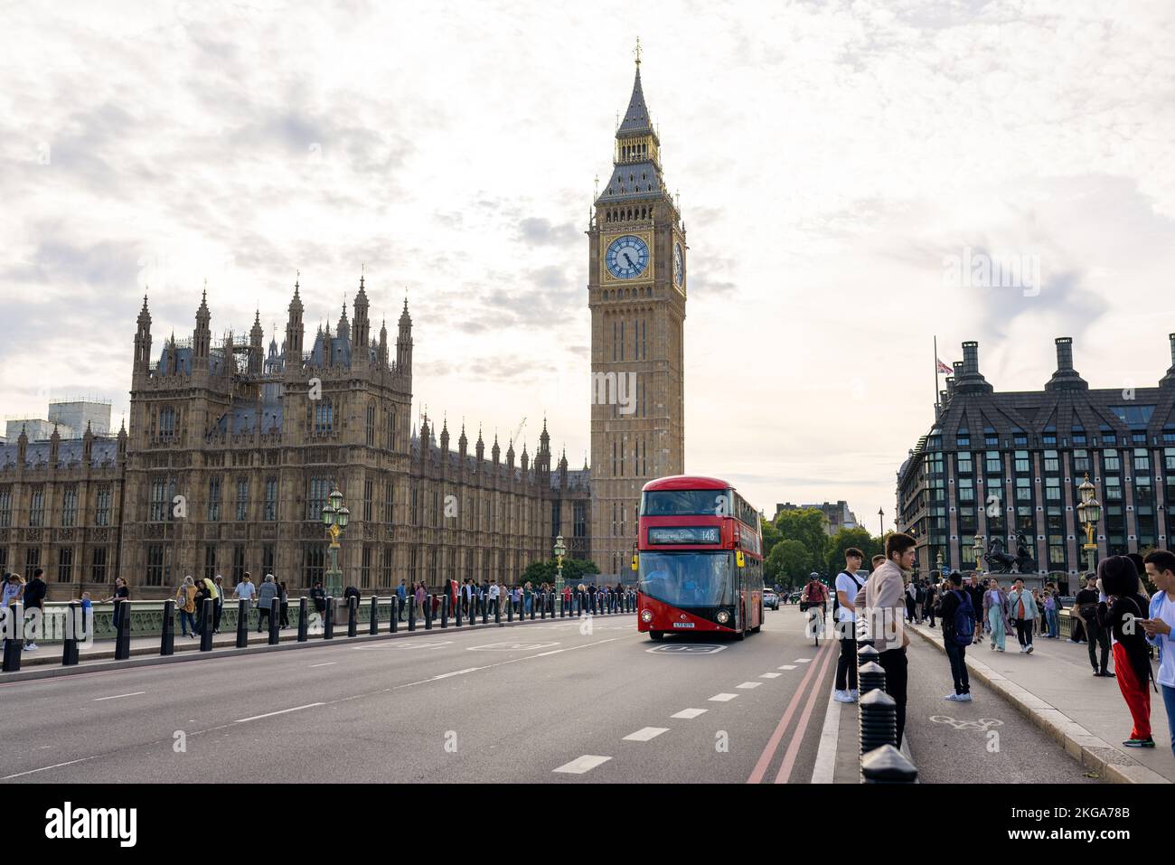 London, Großbritannien - September 11 2022 - Big Ben, Westminster Bridge und roter Doppeldeckerbus in London Stockfoto